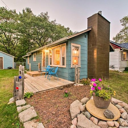 East Tawas Cabin With Deck, Backyard And Fire Pit! Exterior photo
