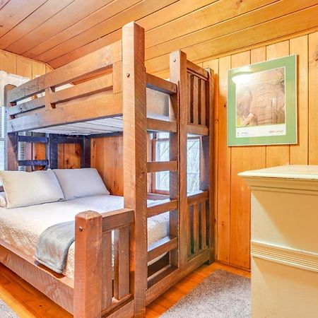 East Tawas Cabin With Deck, Backyard And Fire Pit! Exterior photo