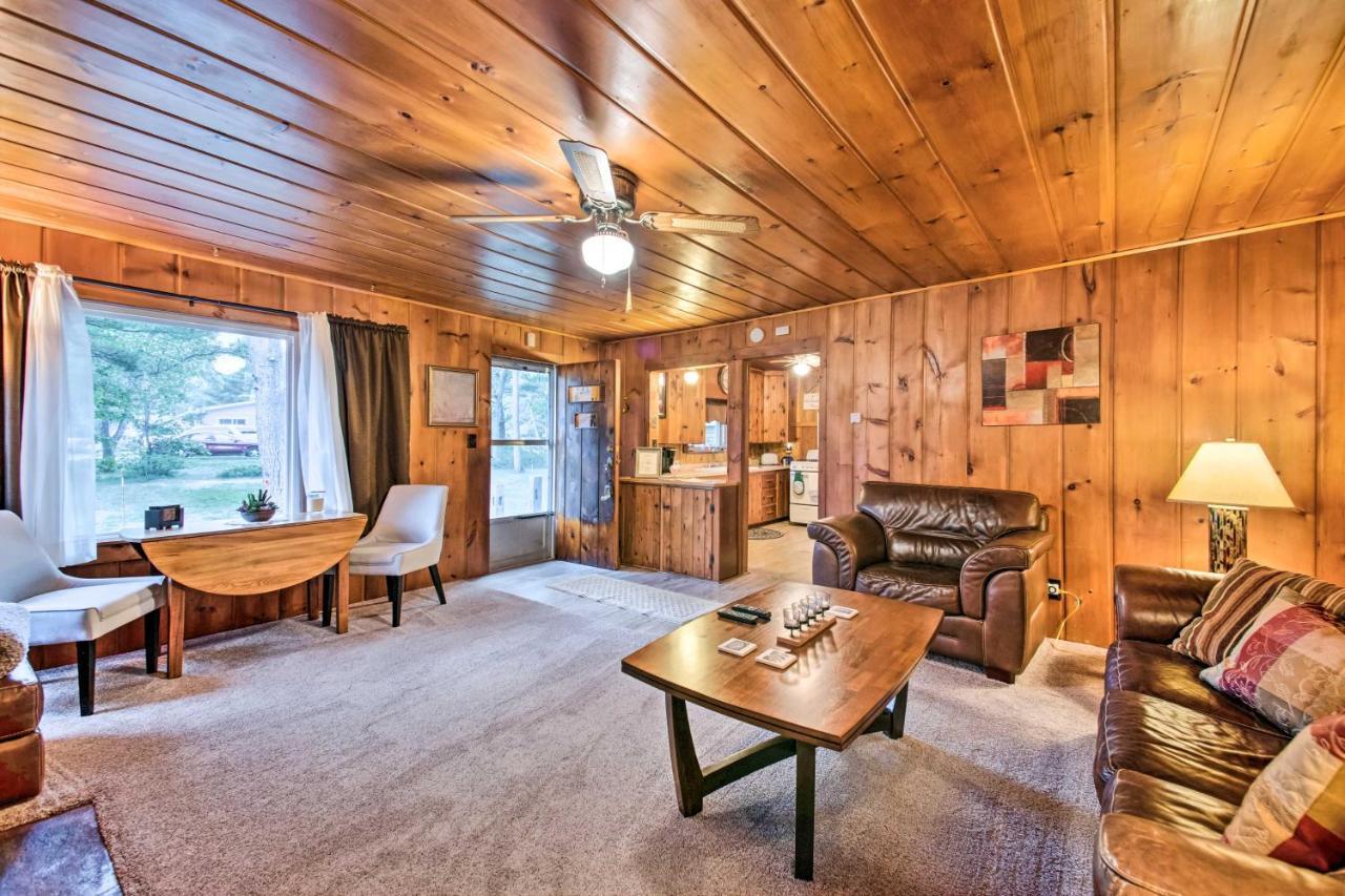 East Tawas Cabin With Deck, Backyard And Fire Pit! Exterior photo