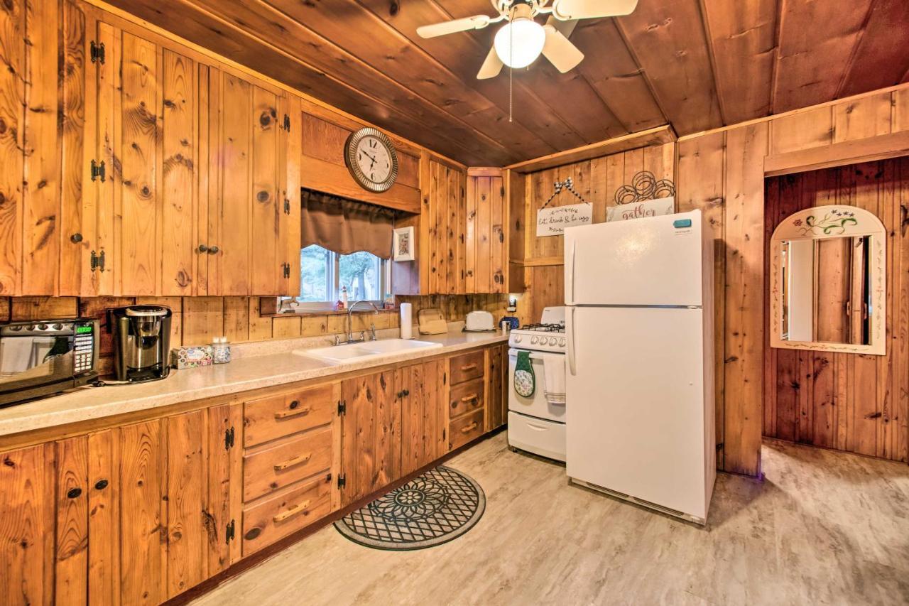 East Tawas Cabin With Deck, Backyard And Fire Pit! Exterior photo