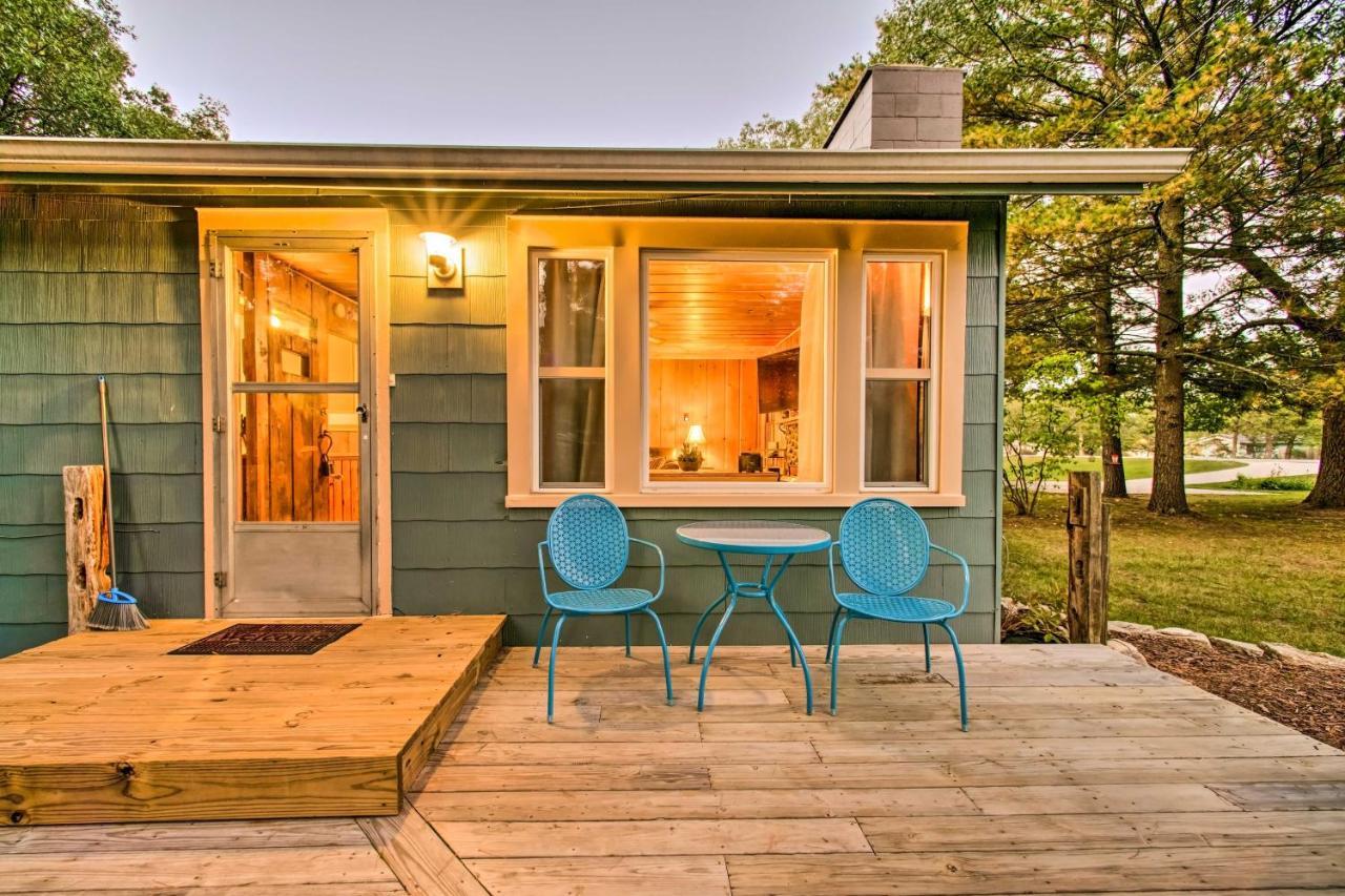 East Tawas Cabin With Deck, Backyard And Fire Pit! Exterior photo