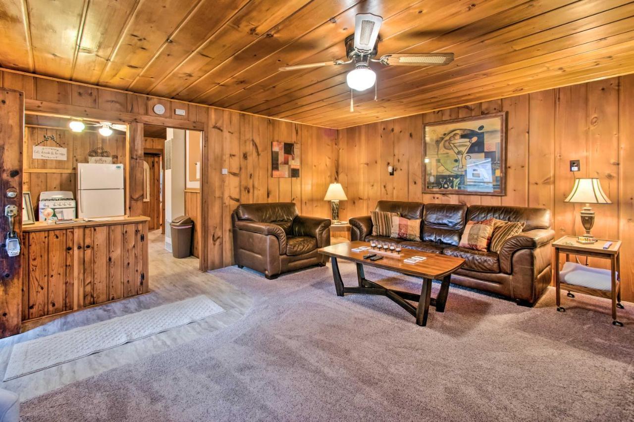 East Tawas Cabin With Deck, Backyard And Fire Pit! Exterior photo