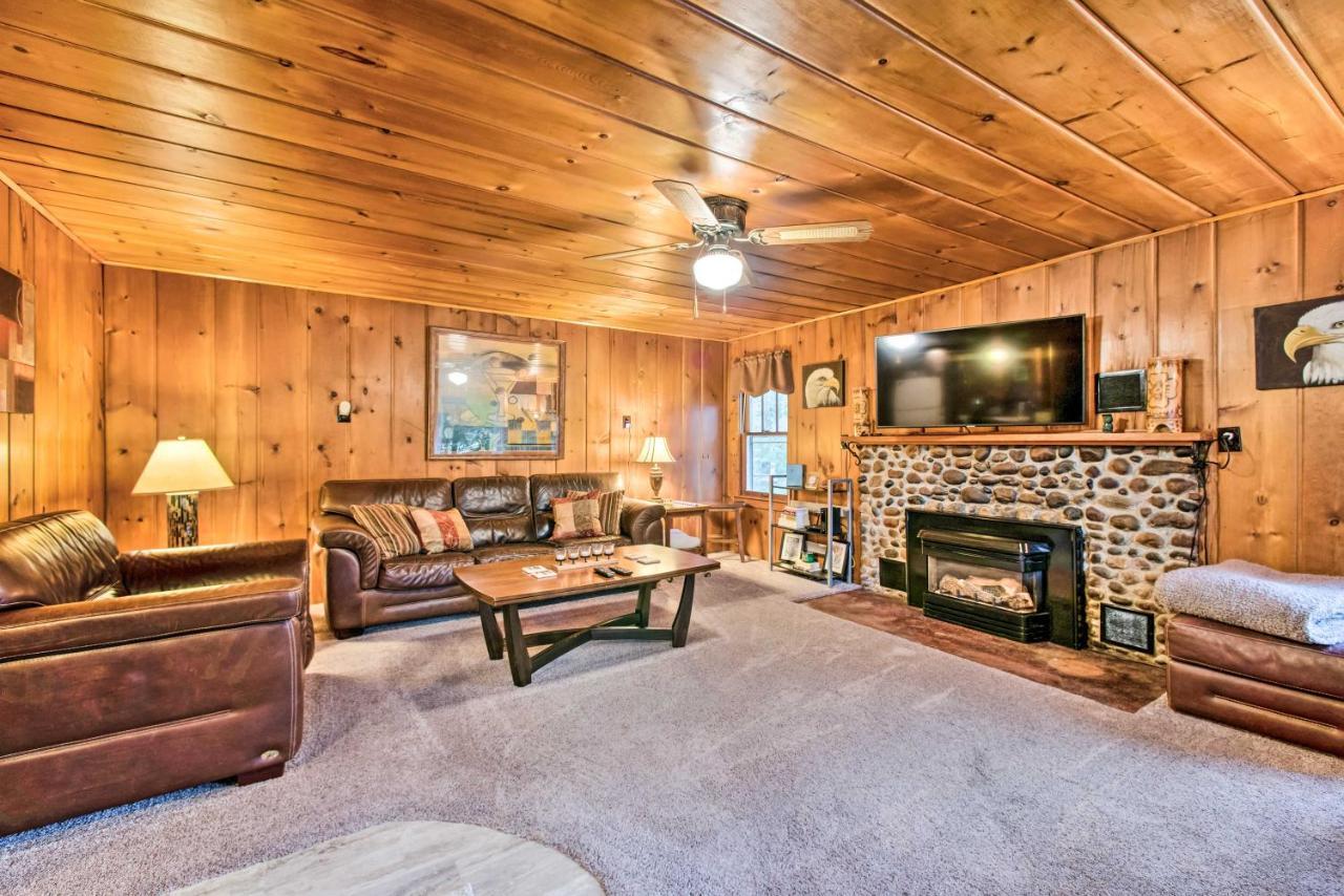 East Tawas Cabin With Deck, Backyard And Fire Pit! Exterior photo