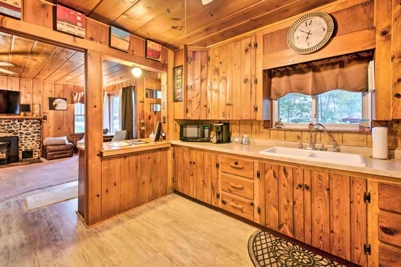 East Tawas Cabin With Deck, Backyard And Fire Pit! Exterior photo