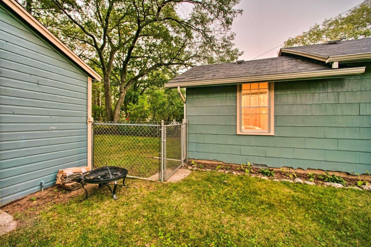 East Tawas Cabin With Deck, Backyard And Fire Pit! Exterior photo