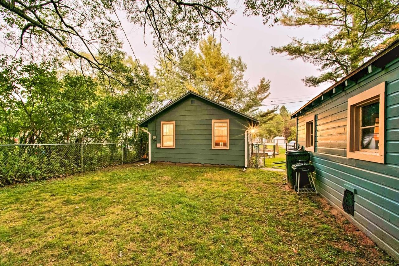 East Tawas Cabin With Deck, Backyard And Fire Pit! Exterior photo