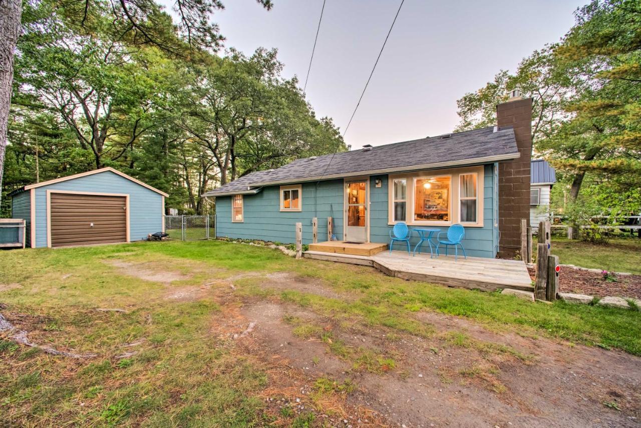 East Tawas Cabin With Deck, Backyard And Fire Pit! Exterior photo