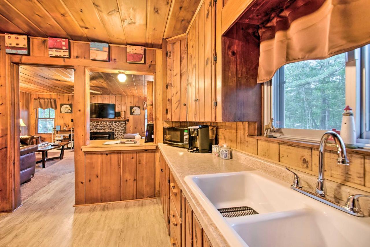 East Tawas Cabin With Deck, Backyard And Fire Pit! Exterior photo