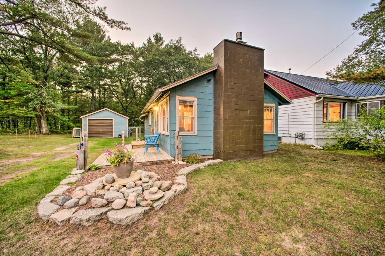 East Tawas Cabin With Deck, Backyard And Fire Pit! Exterior photo