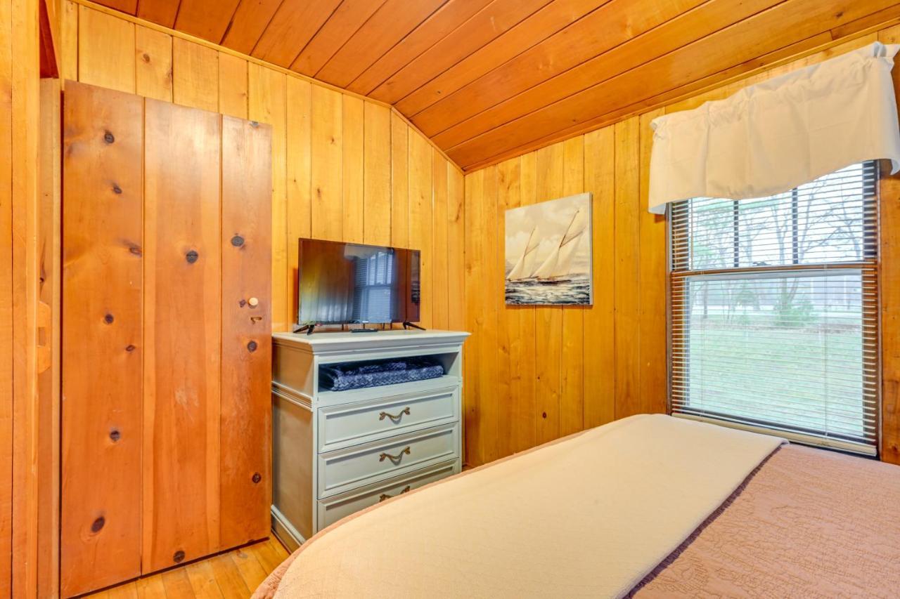 East Tawas Cabin With Deck, Backyard And Fire Pit! Exterior photo